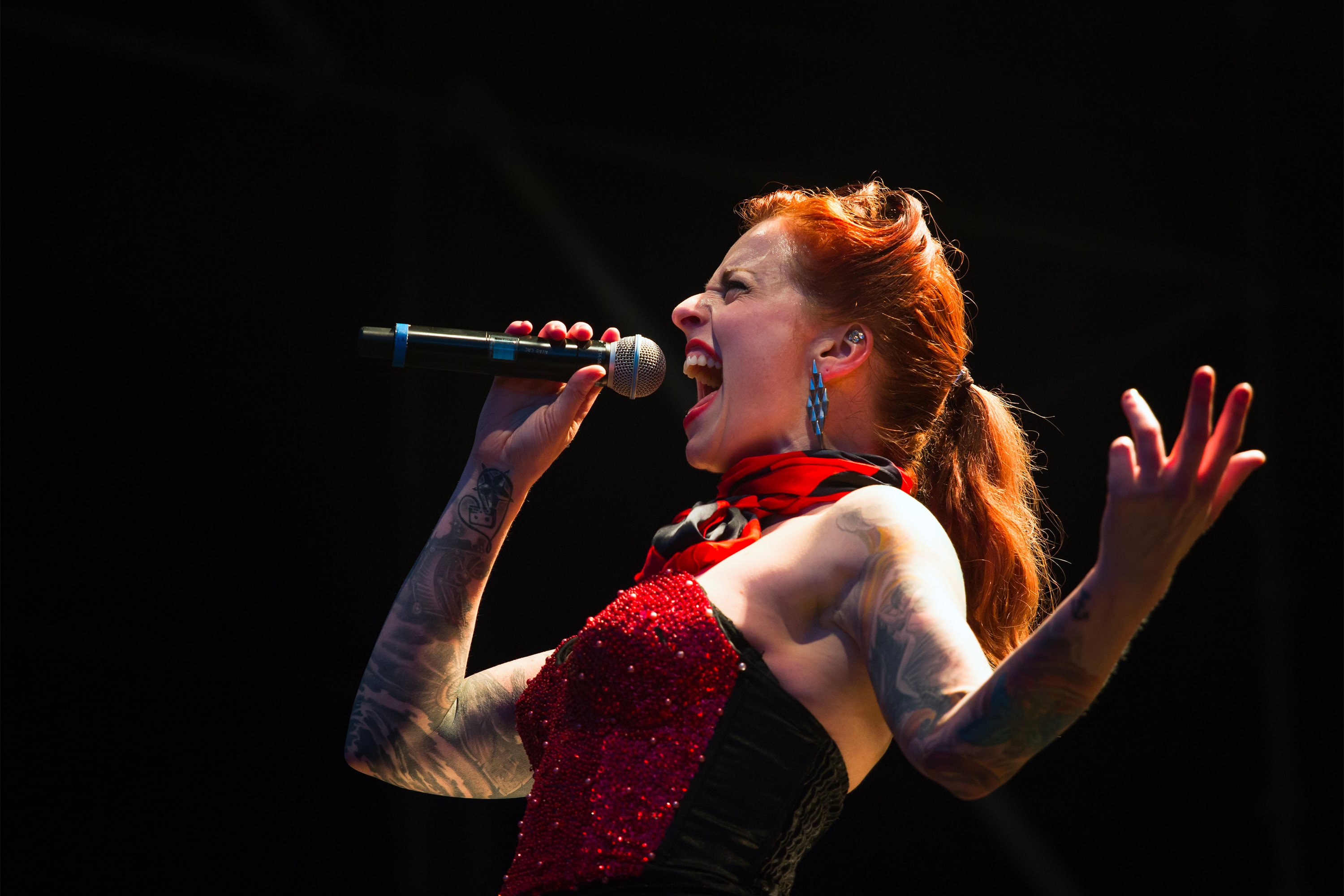 women artist singing